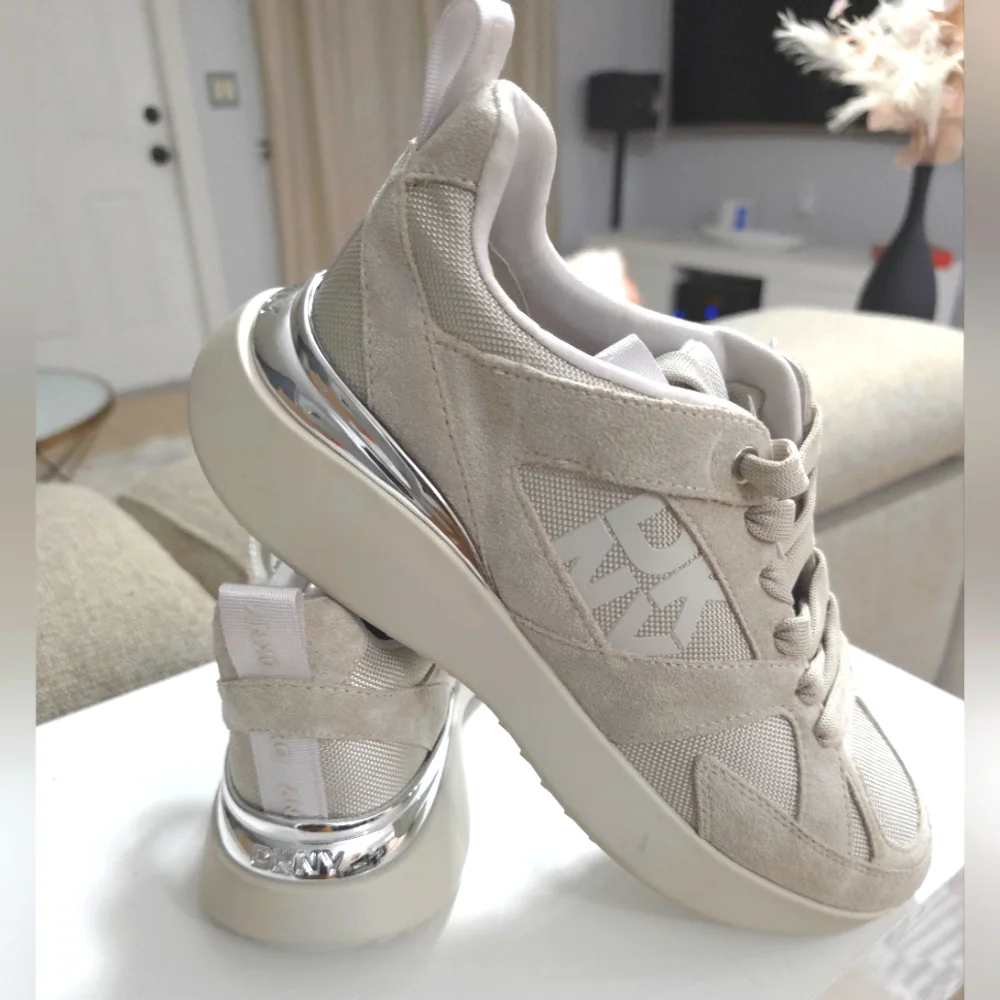 DKNY Women's Soft Gray Zofi Lace-Up‎ Sneakers, US 9.5M